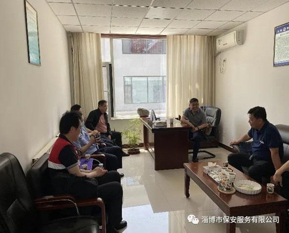 公司黨委書記、董事長(zhǎng)竇文鋒陪同省公安廳駐點(diǎn)組、市公安局治安支隊(duì)領(lǐng)導(dǎo)對(duì)我公司進(jìn)行專項(xiàng)檢查.jpg